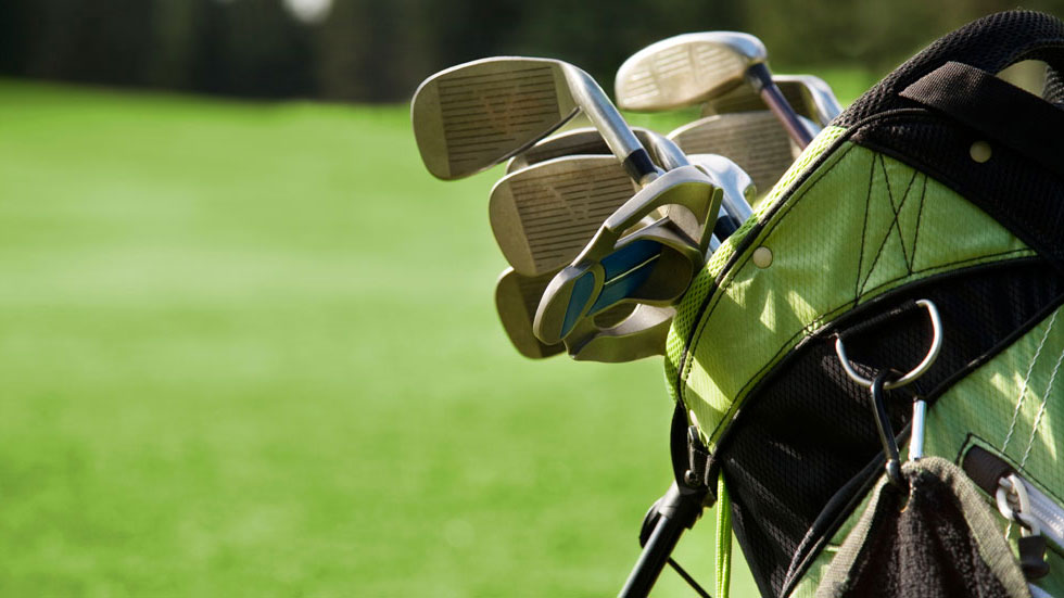 клюшки для игры в гольф в сумке
